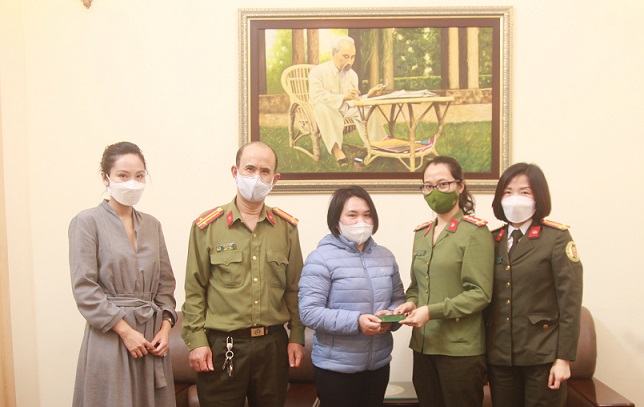 Phòng Quản lý xuất nhập cảnh – CATP : Hỗ trợ làm hộ chiếu và giúp đỡ cháu bé 20 tháng tuổi có hoàn cảnh đặc biệt khó khăn